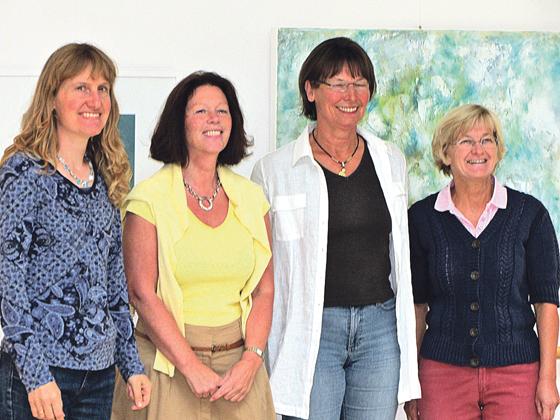Renate Kraus, Christine Harrer, Heidi Wimbauer und Angelika Behles (v. l.) stellen ihre Werke aus. Foto: VA