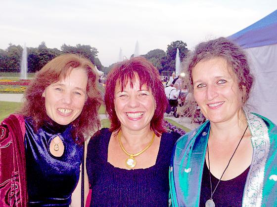 Ulrike Weber, Diana Stachowitz und Barbara Mock waren bester Laune im Schloss. Foto: VA