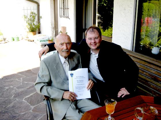 So kannten und so liebten ihn die Unterhachinger:  Rudolf Felzmann empfing an seinem 95. Geburtstag Bürgermeister Wolfgang Panzer, der ihm die besten Grüße der Gemeinde  überbrachte.