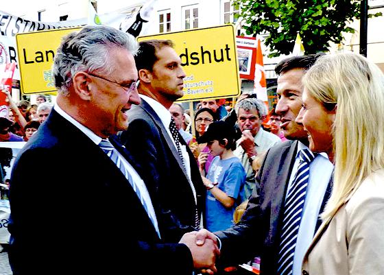 Begrüßt wurde Innenminister Joachim Herrmann von Max Gotz und Ulrike Scharf, umringt von 400 schweigenden  Demonstranten.	Foto: bb