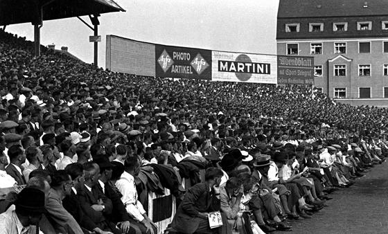 Zuschauer in der Stehhalle bei Deutschland  Finnland 1935.