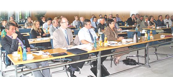Die versammelten Bürgermeister des Landkreises Erding berieten ihr gemeinsames Vorgehen beim Thema Windkraft.	Foto: bb
