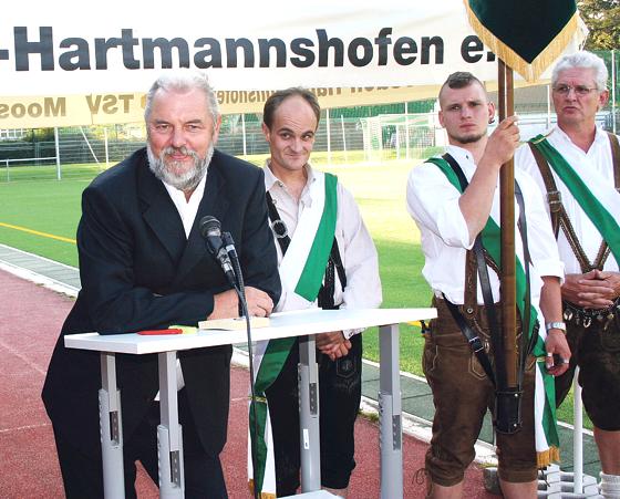 Vereinschef Heinz Zellner vom TSV Moosach-Hartmannshofen hielt im Beisein der Fahnenträger die Rede zur Einweihung des neuen Kunstrasenplatzes.	F.: ws