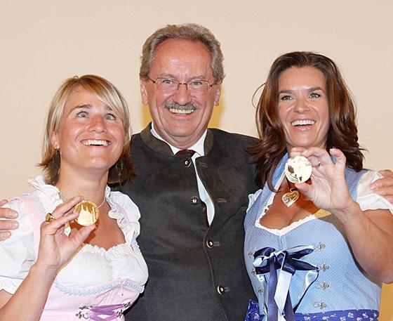 Wurden von OB Ude mit der Medaille München leuchtet ausgezeichnet: Verena Bentele (l.) und Katarina Witt.  Foto: Michael Nagy/Presseamt München