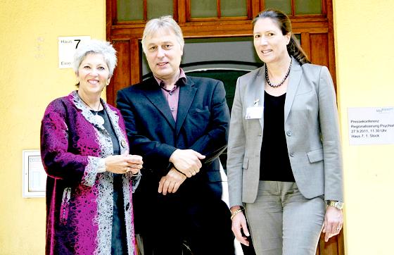 Elizabeth Harrison, Jörg Hemmersbach und Eva Greiner-Marko (v.l.) freuen sich über die Erweiterung des Schwabinger Krankenhauses.	Foto: scy