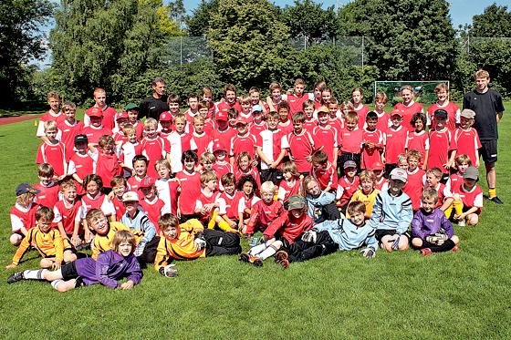 Auch die Teilnehmer vom Junioren-Fußballcamp des FC Fasanerie Nord gratulieren recht herzlich zum 1200. Geburtstag.	Foto: Verein