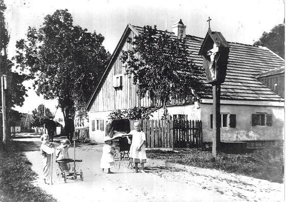 Nördliches Ortsende und Straße nach Schleißheim um 1890. 	Foto: ulturhistorischer Verein Feldmoching