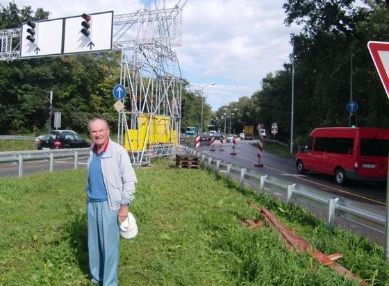 Werner Bosch, der die Idee zur  halben Ampel hatte, hat nachgezählt und zieht eine positive Bilanz: Mehr Autos kommen durch. Foto: ikb