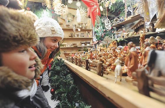Nicht nur für Kinder lohnt sich ein Besuch auf dem Ottobrunner Christkindlmarkt.  	Foto: Claus Schunk