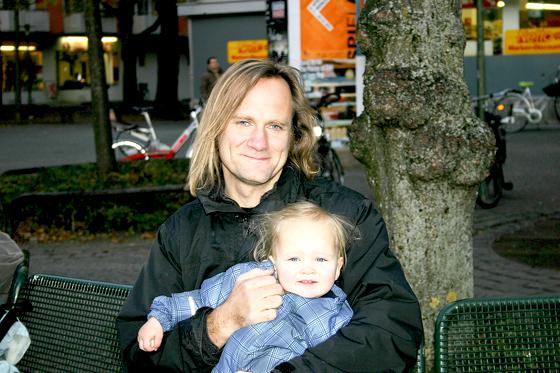 Michael George, hier mit Tochter Elin, engagiert sich dafür, dass der Hohenzollernplatz attraktiver wird.	Foto: Sylvie-Sophie Schindler