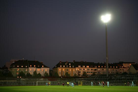 Ein Erlebnis: Flutlichtspiele im Grünwalder Stadion. Foto: A. Wild