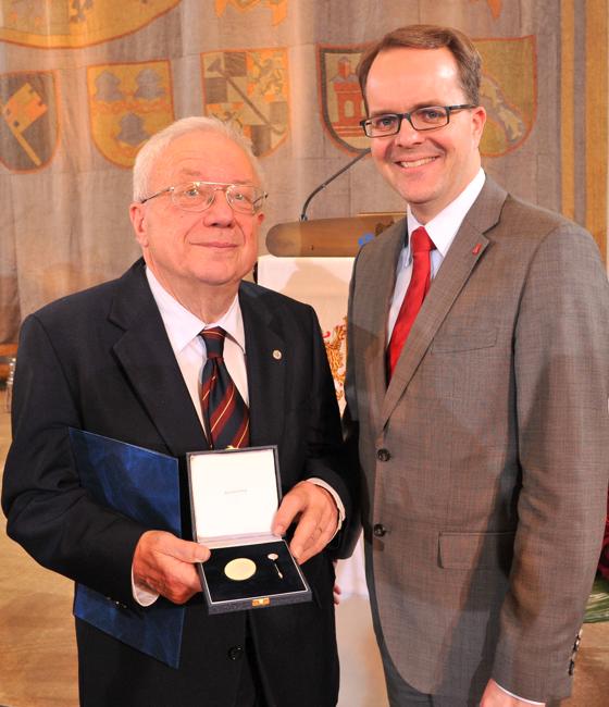 MdL Markus Rinderspacher (re.) gratuliert Prof. Dr. Peter Landau zur Auszeichnung.	Foto: Privat