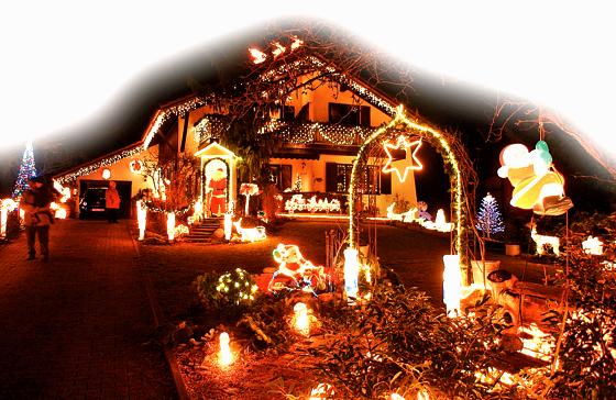 Ein weihnachtliches Lichtermeer ist das Haus der Familie Huber im Eichenweg in Ottenhofen. Hier bekommen Gäste Glühwein und Kinderpunsch für einen guten Zweck. 	Foto: sy