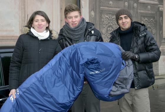 Kälteschutz für Obdachlose: Jasmin Irl verteilt Schlafsäcke, die Helfer Thomas und  Ryan (v. l.) sammeln Spenden. 	Foto: Sylvie-Sophie Schindler