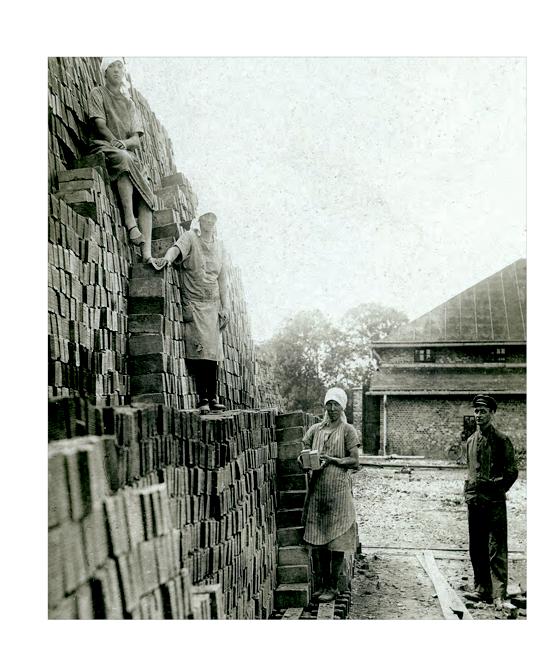 Zwischen 1885 und 1928 wurden in Unterföhring  22 Ringöfen zum Brennen von Ziegeln errichtet.									Foto: Verlag Schiermeier »Lehmrausch in Unterföhring«
