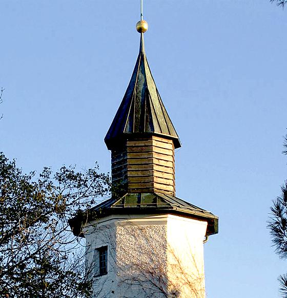 1922 entstanden und 1952 in einen Kirchturm umgewandelt, gilt der Wasserturm als Wahrzeichen Waldperlachs. 	Foto: Festring Perlach
