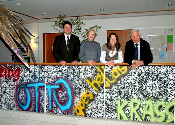 Freuen sich über starke Kunst im Ottobrunner ­Rathaus (v. l.): Thomas Loderer, Doris Laves-Wegat, ­Gabriele Irle und Jan Murken. 	Foto: Ka