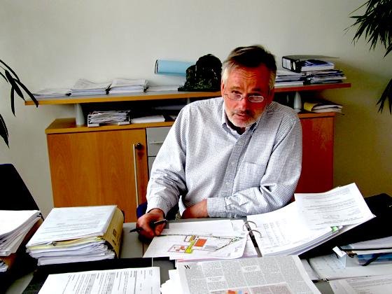 Tiefe Sorgenfalten auf der Stirn von Bürgermeister Jörg Pötke, der über den Gemeinderatsbeschluss bezüglich des Köglhauses verzweifelt ist.	Foto: hw