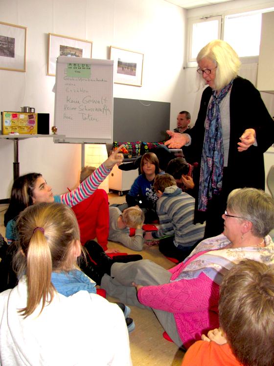 Geschichtenbaumeisterin Helga Gruschka zieht alle Teilnehmer in ihren kreativen Bann.	Foto: bus