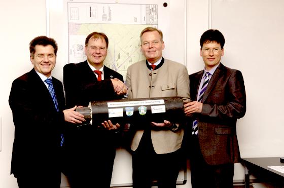 Partnerschaft im Wärmeverbund: (v.l.) Wolfgang Geissinger, die  Bürgermeister Wolfgang Panzer und Ian Neusiedl, Stefan Rothörl
