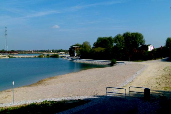 Bereits im Sommer 2011 wurden am Südufer die Liegewiese sowie der Sandstrand genutzt. 	Foto: bb