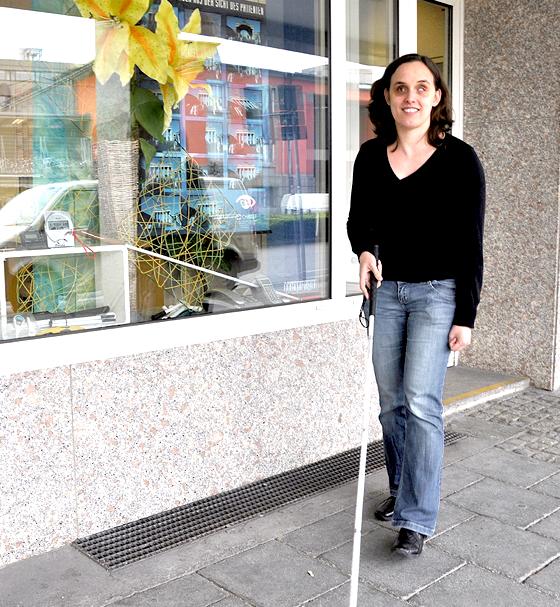 Melanie Egerer ist von Geburt an blind. In Ebersberg spricht sie anlässlich einer Ausstellung in der Stadtbücherei über ihren Alltag.	Foto: Sybille Föll