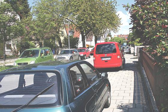 Bürger und Lokalpolitiker ärgern sich über das Gehsteigparken in der Meggendorferstraße. 	Foto: ws