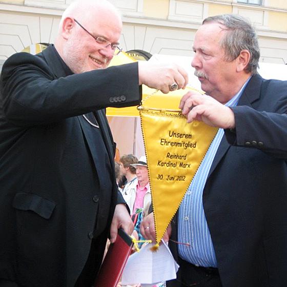 Uwe Ritschel (re.) überreichte Kardinal Reinhard Marx einen Ehrenwimpel. Foto: VA