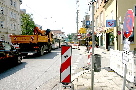 Rund um die Tegernseer Landstraße, der künftigen Großbaustelle, war schon in den Tagen vor Beginn der Gleisbauarbeiten reger Baustellenbetrieb. 	Foto: HH
