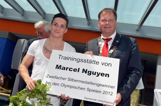 Wolfgang Panzer mit Marcel Nguyen und der neuen Ehrentafel.	Foto: Claus Schunk