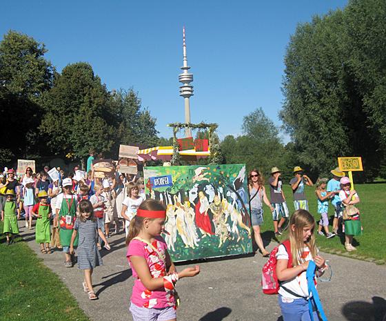 Bildunterschrift(en): Zum Abschluss der Spielstadt sammelten sich alle zum traditionellen Umzug durch den Olympiapark. Foto: qs