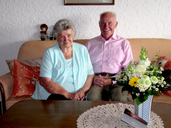 Martha und Josef Reiser feierten ihren 60. Hochzeitstag. In seinem Jubiläumsjahr gratulierte der Südost-Kurier mit Blumen und Theaterkarten.	Foto: hw