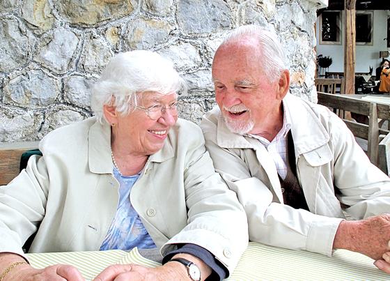 Helga und Xaver Erlacher, hier an ihrem Hochzeitstag, sind auch nach 60 Ehejahren noch sehr glücklich miteinander.	Foto: Privat