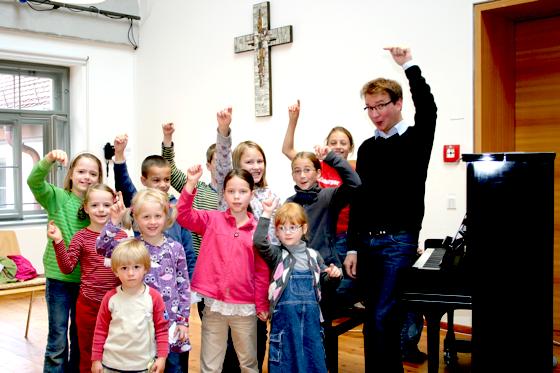 Hände nach oben: Mit Hilfe des Körpers üben die kleinen Chorneulinge mit  Stefan Rohrmeier hohe Töne.	Foto: Sylvie-Sophie Schindler