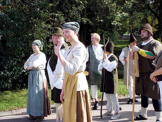 Manche proben schon den Festzug: Die Ottersberger Dorfgemeinschaft kann die Kostüme der 1000-Jahr-Feier des Ortsteils von 1980 wieder verwenden.	Foto: cs