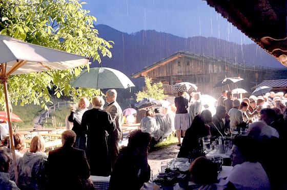 Unvergessene Momente: Die Premierenfeier der Dorf-Festspielwochen 2012 mit vielen prominenten Gästen und sintflutartigem Regen.	Foto: Wasmeier Museum