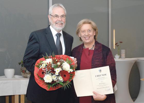 Michael Sedlmair mit Landrätin Johanna Rumschöttel bei der Ehrung. Foto: LRA München