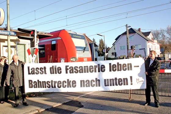 Mitglieder der Interessengemeinschaft Fasanerie aktiv demonstrierten vor der Bahnschranke gegen die geplante Straßenunterführung und forderten stattdessen eine Tieferlegung der Gleise. 	Foto: ws