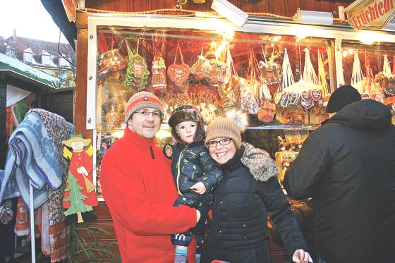 Die Haidhauser Familie Massara liebt den Weihnachtsmarkt ihres Viertels. Scott, Emma und der zweijährige Luca können sich dort nicht satt sehen.	Foto: js