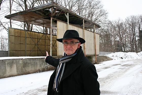 Eine alte Panzerrampe ist dem Neubau des Gymnasiums im Weg. Rudolf Deser erläutert die geplante Räumung des Kasernengeländes. Foto: ws