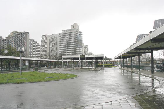 Der alte Busbahnhof am U-Bahnhof Olympiazentrum vergammelt. Für Bürger und Stadtteilpolitiker ist der Anblick ein Ärgernis. 	Foto: ws