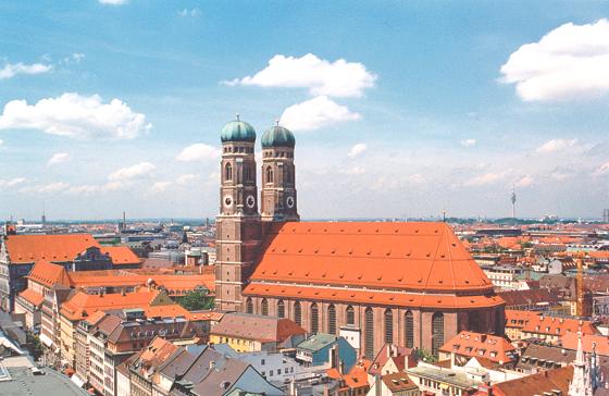 Wachen über München, die Türme der Frauenkirche, die von einer Stiftung unterhalten wird. 	Foto: Metropolitan- und Pfarrkirchenstiftung »Zu unserer Lieben Frau«