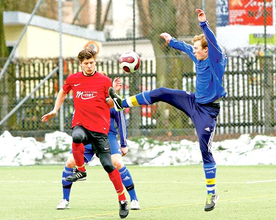 Neuhadern (blaue Trikots) hat gezeigt, wie man Großhadern stoppt. Der FC Viktoria (rot) wills nächste Woche nachmachen.	Foto: or