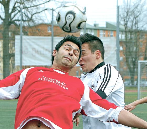 Der FC Alte Haide-DSC München geht im Kampf um den Aufstieg an die Grenzen. Die Szene zeigt einen Zweikampf aus dem Spiel gegen Erdweg.	Fotos: or