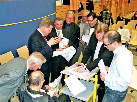 Mitglieder des Bezirksausschusses beratschlagen einen Konsens zu neun Anträgen der CSU-Fraktion zum Bebauungsplan Barlow-/Brodersenstraße.	Foto: hgb