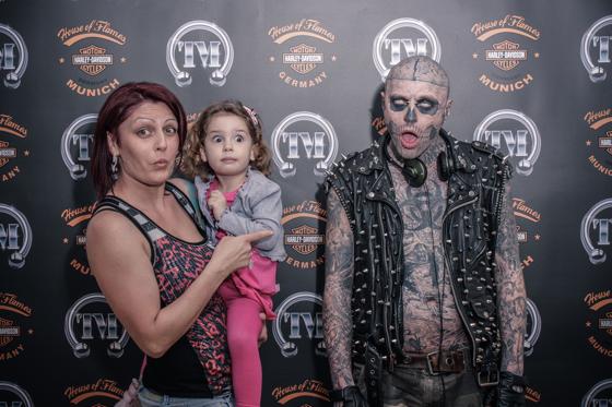 Auch wenn es anders aussieht: Sympathisch, kinder- und tierlieb war Zombie-Boy Rick Genest beim Fotoshooting mit den Fans. Foto: VA