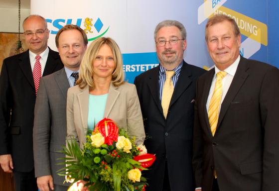 Brigitte Littke geht für die CSU ins Rennen. Michael Niebler, Robert Niedergesäß, Gerald Fuchs und Martin Wagner (v. l.) stärken der 48-Jährigen demonstrativ den Rücken.   Foto: cr