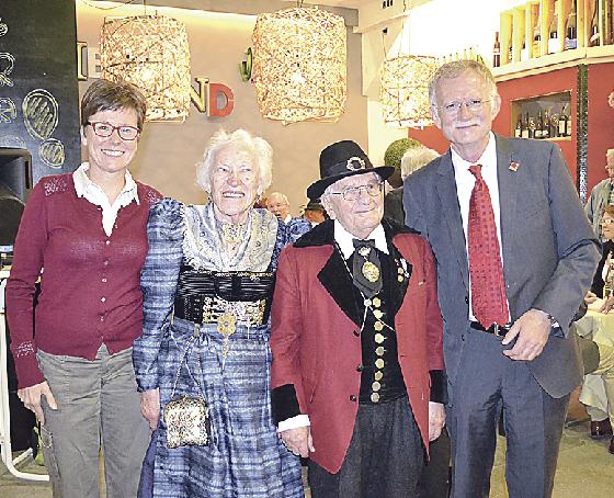 Von links: MdL Isabell Zacharias, Elfi und Otto Kragler, Ehrenpräsident des Deutschen Trachtenverbande, und Hans-Ulrich Pfaffmann, MdL und Münchner SPD-Vorsitzender. Foto: VA