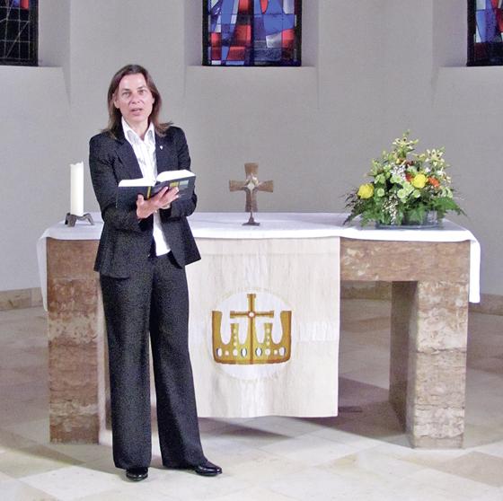 Pfarrerin Ursula Schwager ist in Perlach angekommen. Ihre Kirche steht jedem offen. Foto: bus
