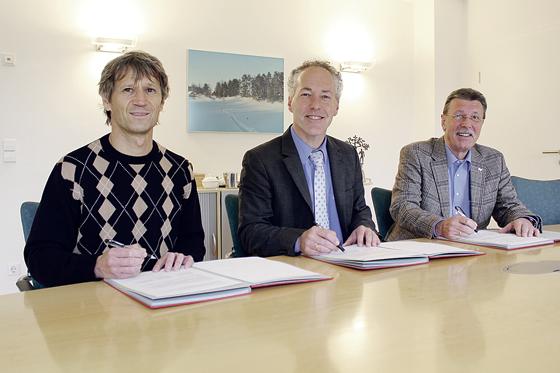Bei der Unterzeichnung der Kooperationsvereinbarung (v.l.): Volker Sterker,  Bürgermeister Günter Heyland und Jürgen Hoerner.	Foto: Samer Odeh